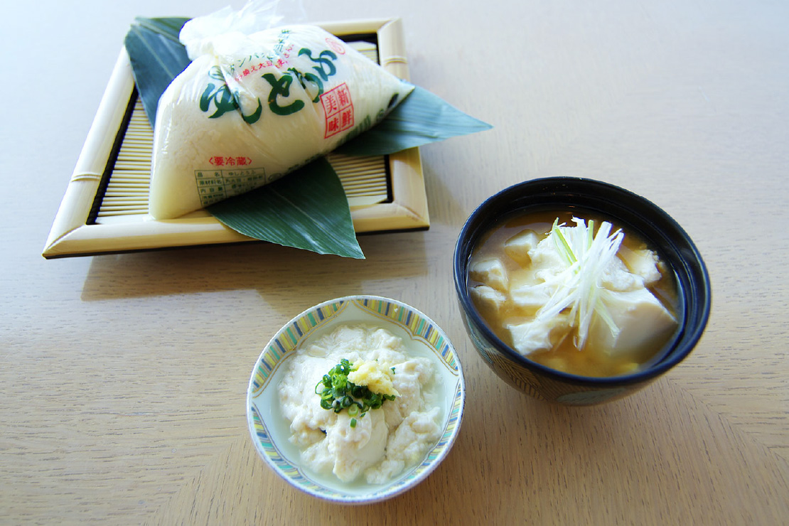 石垣島「マルサン豆腐店」のつるんとなめらかな食感『ゆしどうふ』。お好きな味付けでどうぞ。