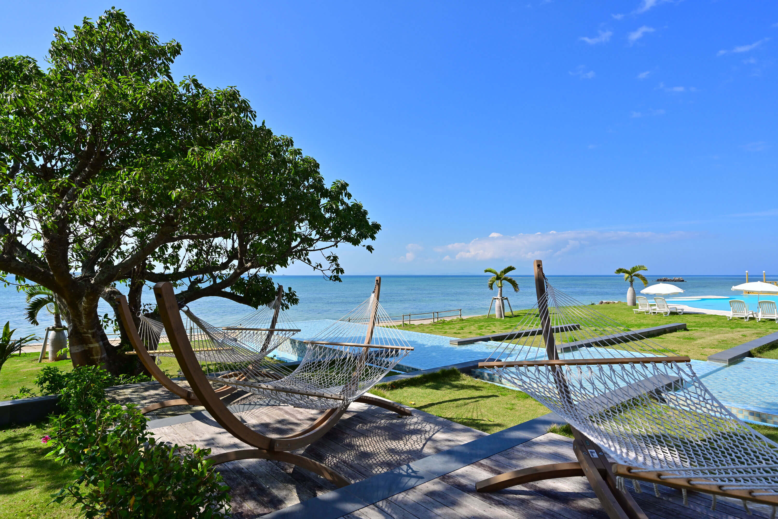 A gentle breeze passing the hammock space. WiFi is not only available in the rooms, but also outside.