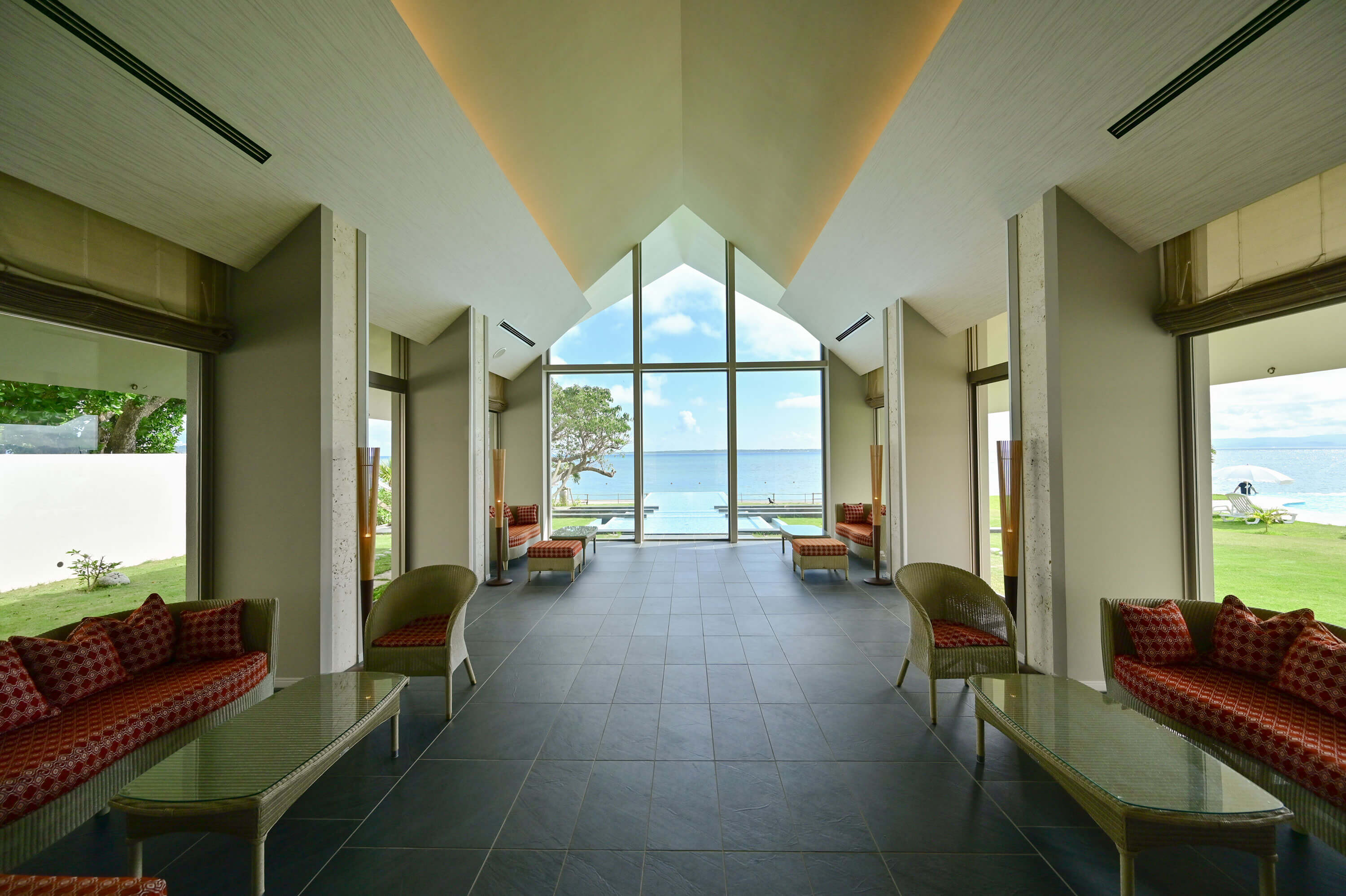 The New Wing reception is equipped with comfortable sofas for ultimate relaxation while gazing at the outside scenery.