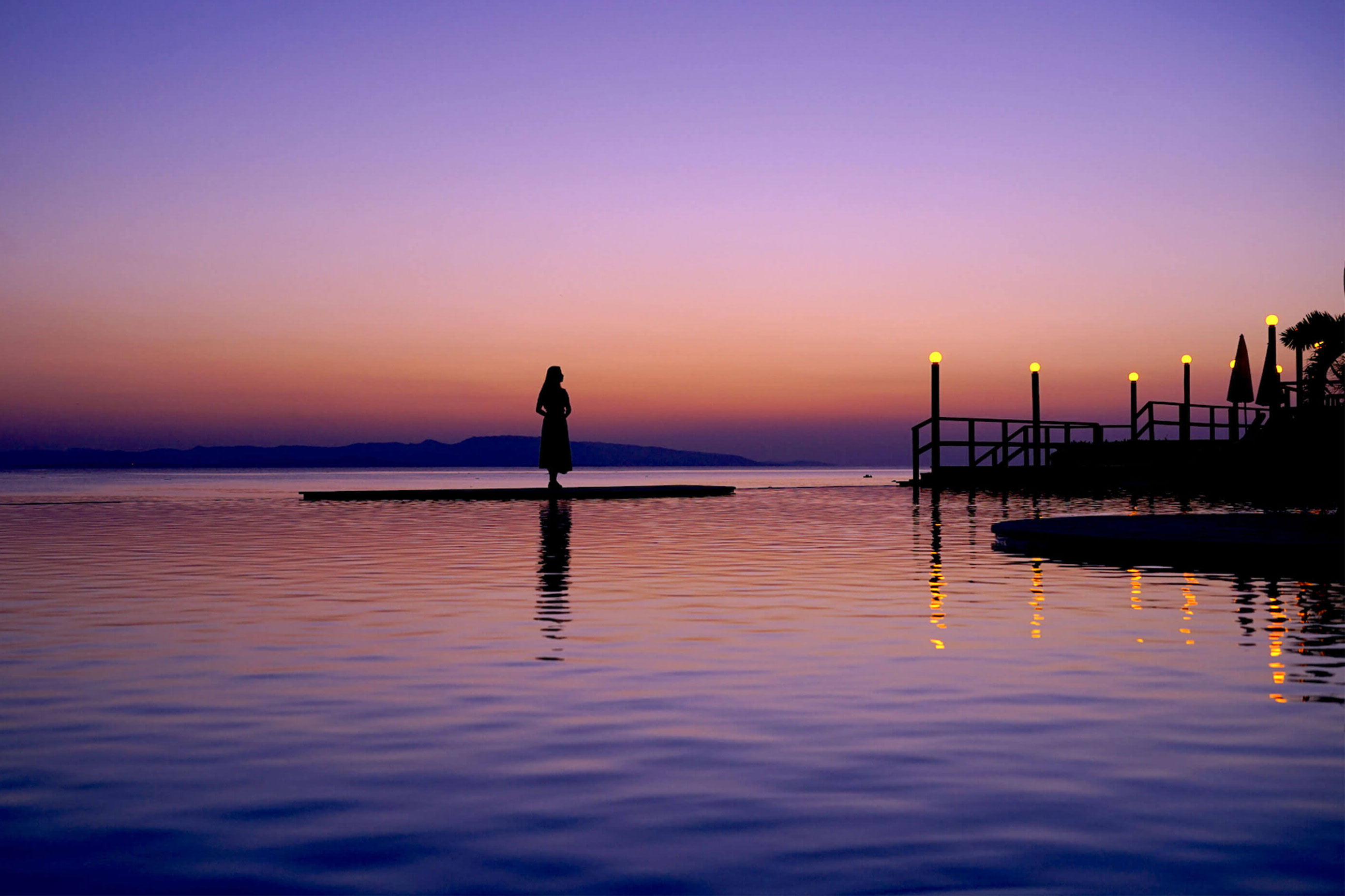 朝方や夕方のマジックアワーは、まるでプールと目前の海がつながっているかのよう